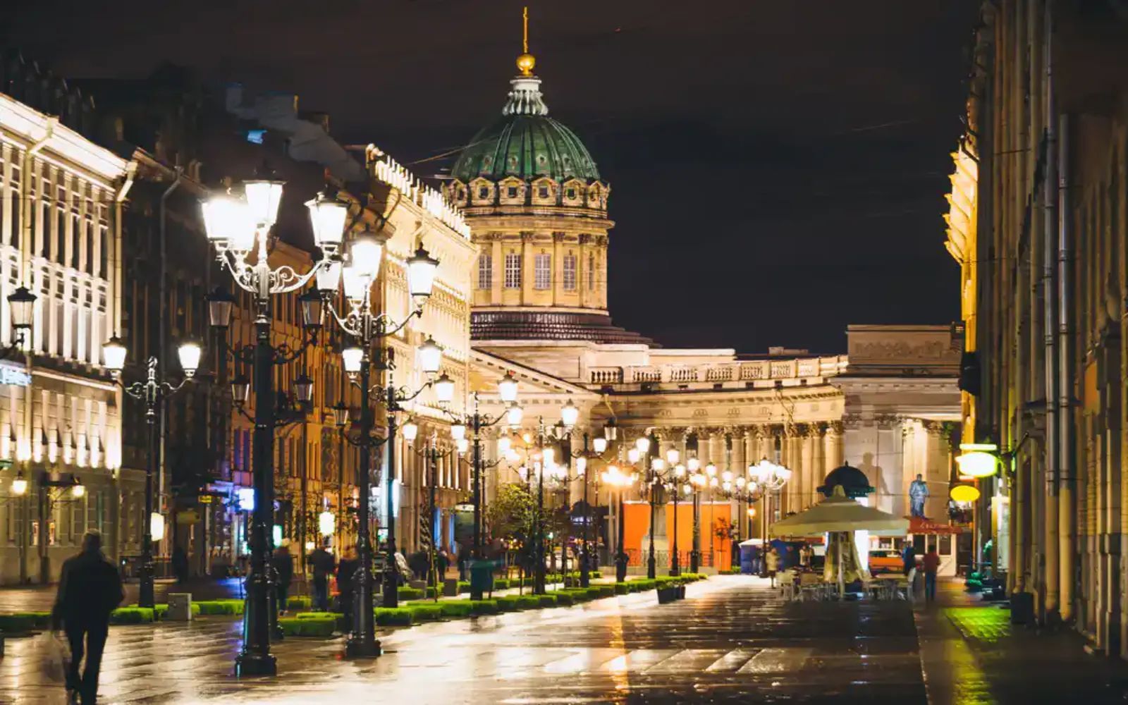 Ночной Петербург: огни, мосты, соборы.