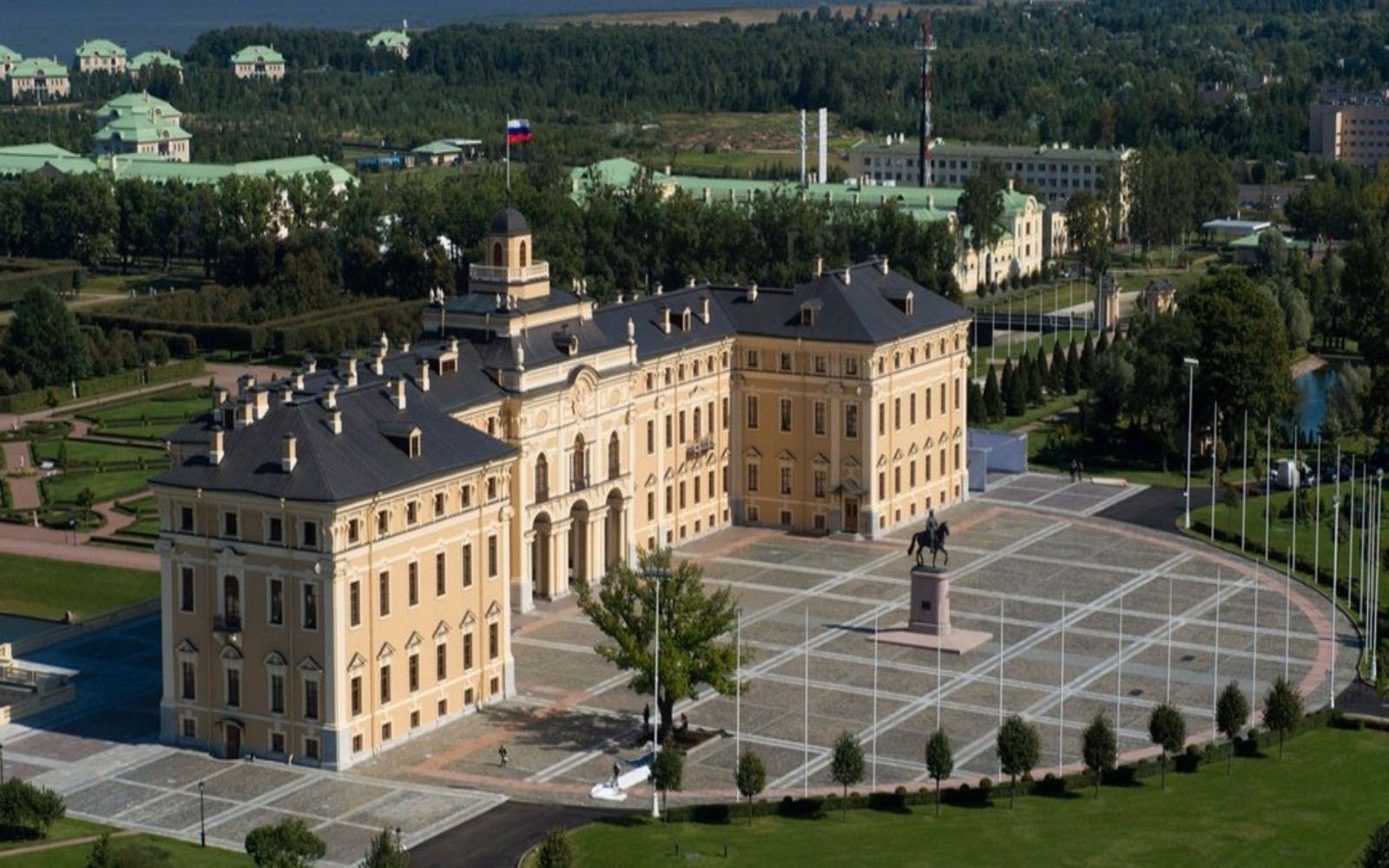 Konstantinovsky Palace
