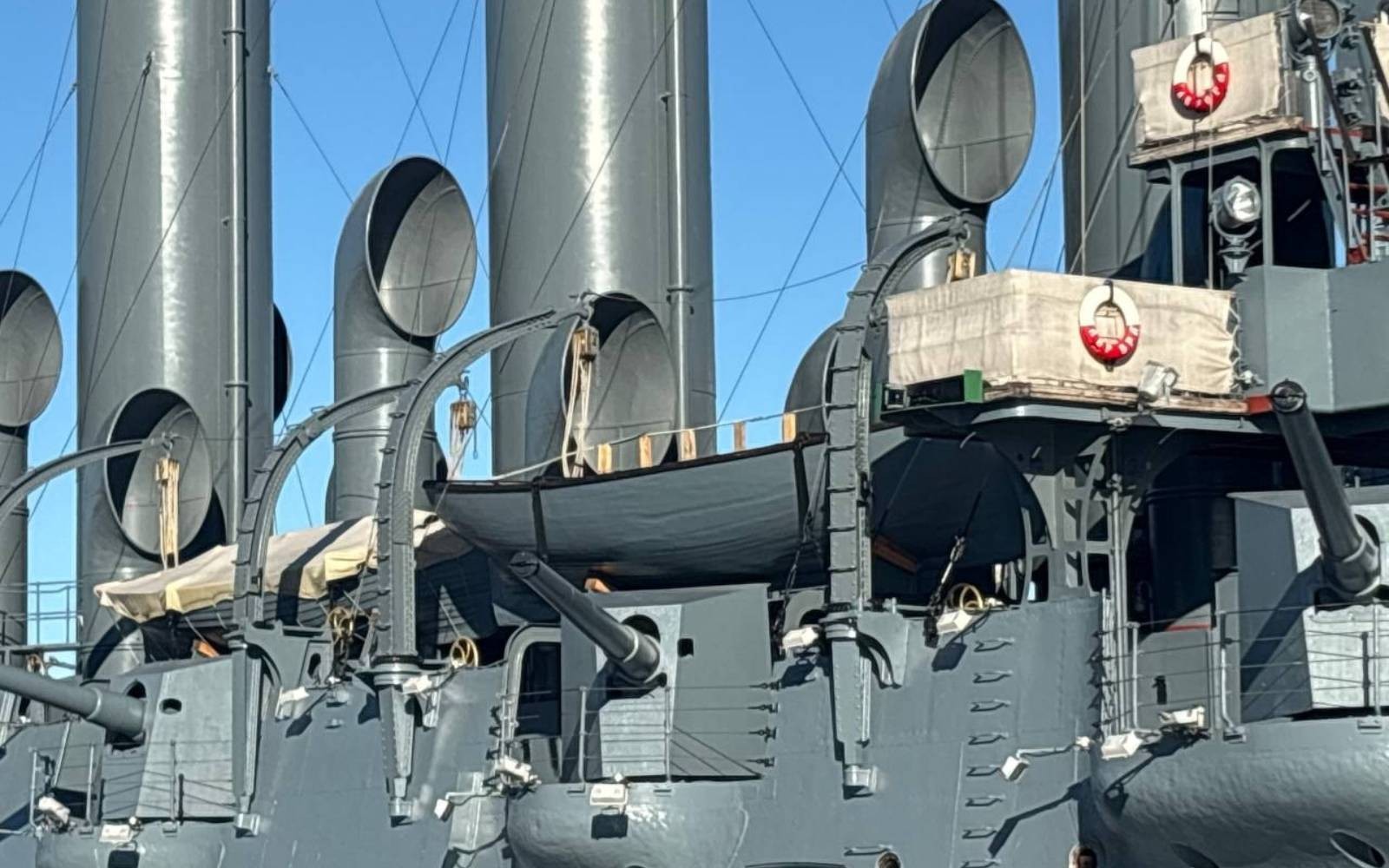 Aurora masts and funnels