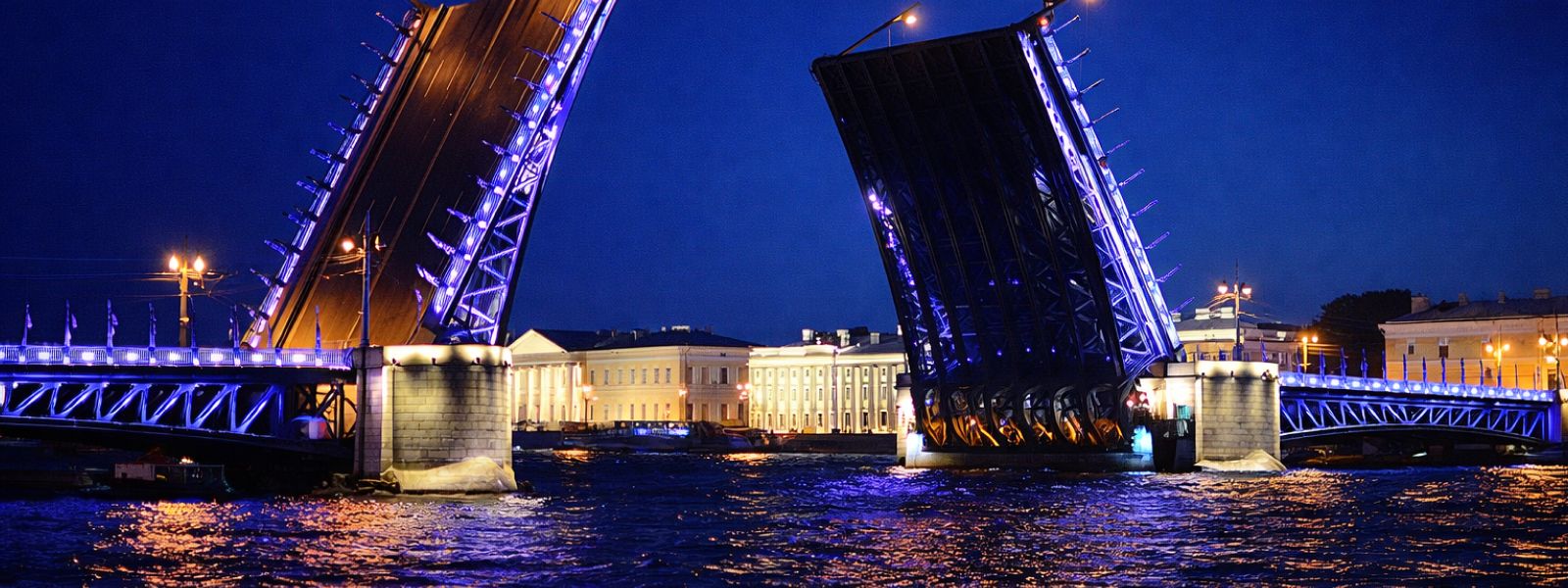Разводные мосты в Санкт-Петербурге ночью на Неве - Дворцовый мост
