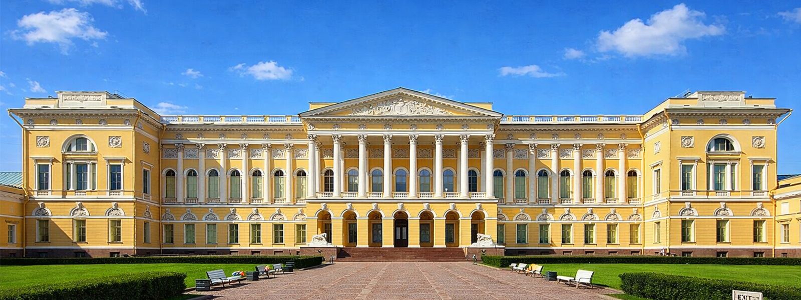 Вид на Михайловский дворец со стороны площади Искусств