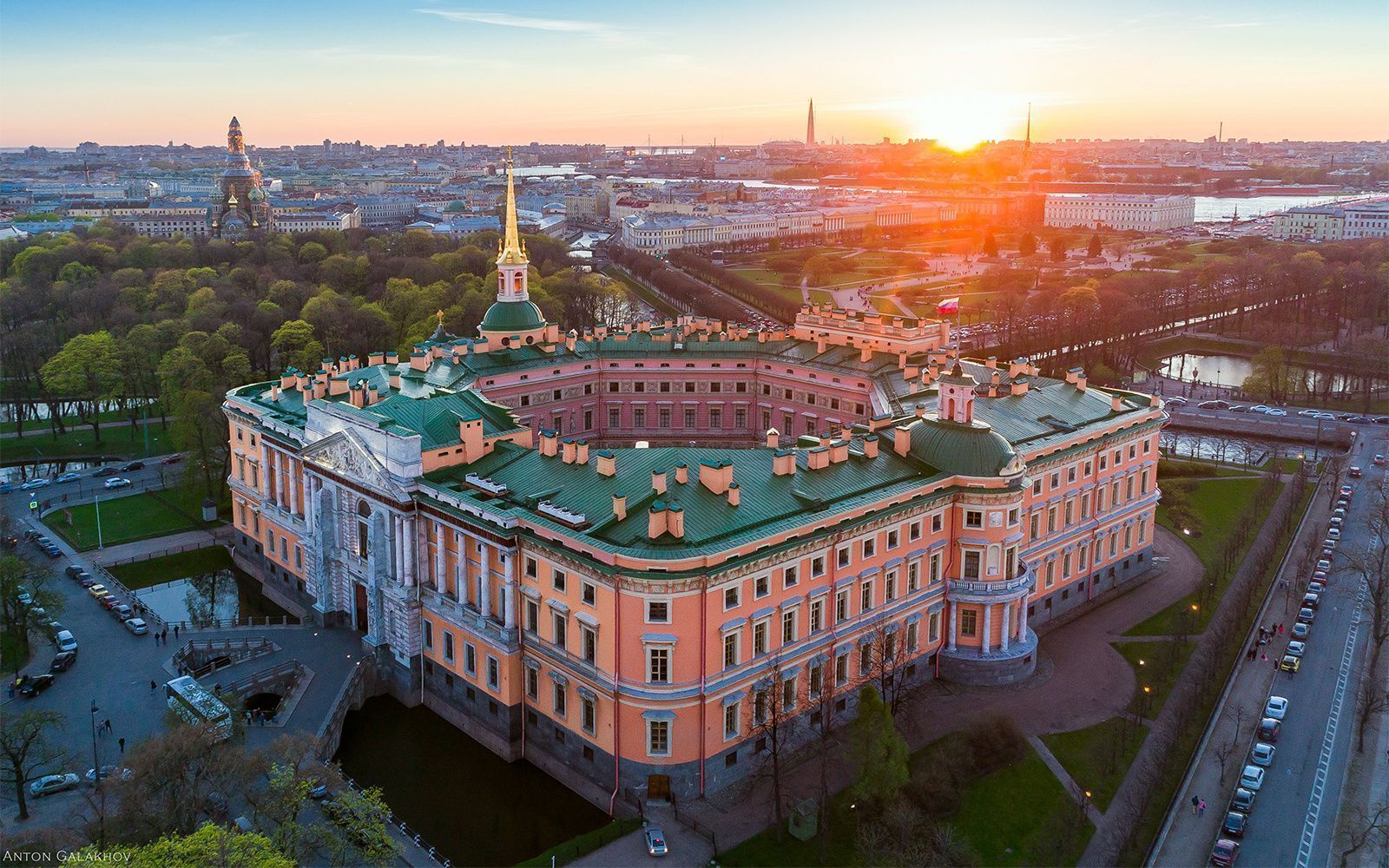 Discovering St. Petersburg with a tour of the Mikhailovsky Castle