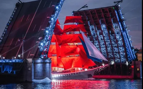 "SCARLET SAILS" - Dress rehearsal and night tour of St. Petersburg.