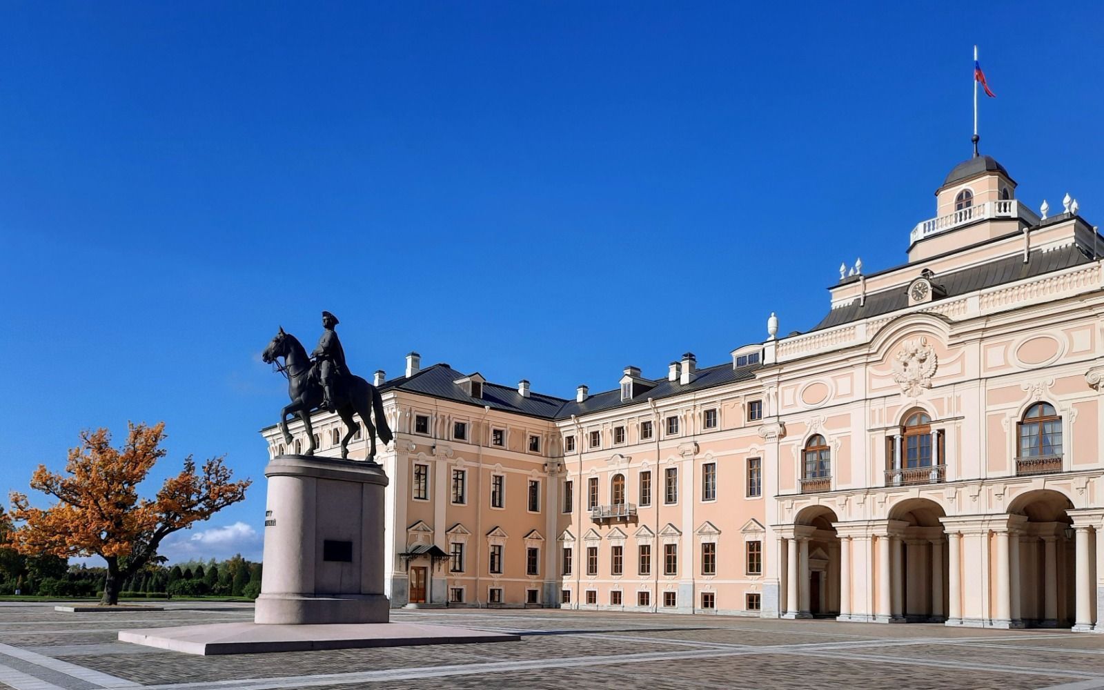 Bus tour to the Konstantinovsky Palace (Palace of Congresses) in Strelna