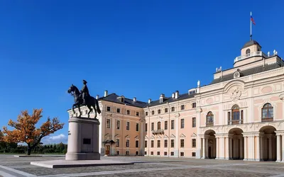 Bus tour to the Konstantinovsky Palace (Palace of Congresses) in Strelna