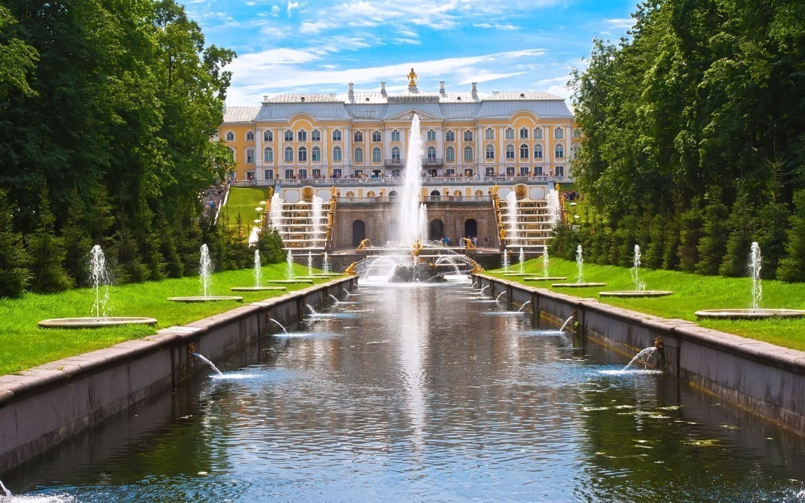 Large bus excursion to Peterhof with a visit to the palace and fountains