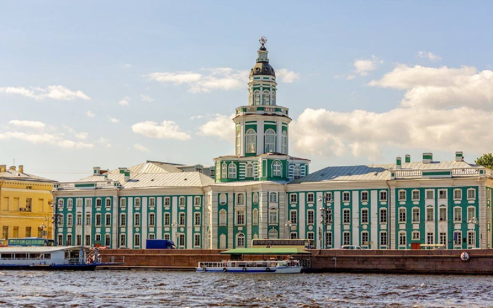 From the Grand Neva to Peter's Curiosities: Bus Tour with Kunstkamera Visit