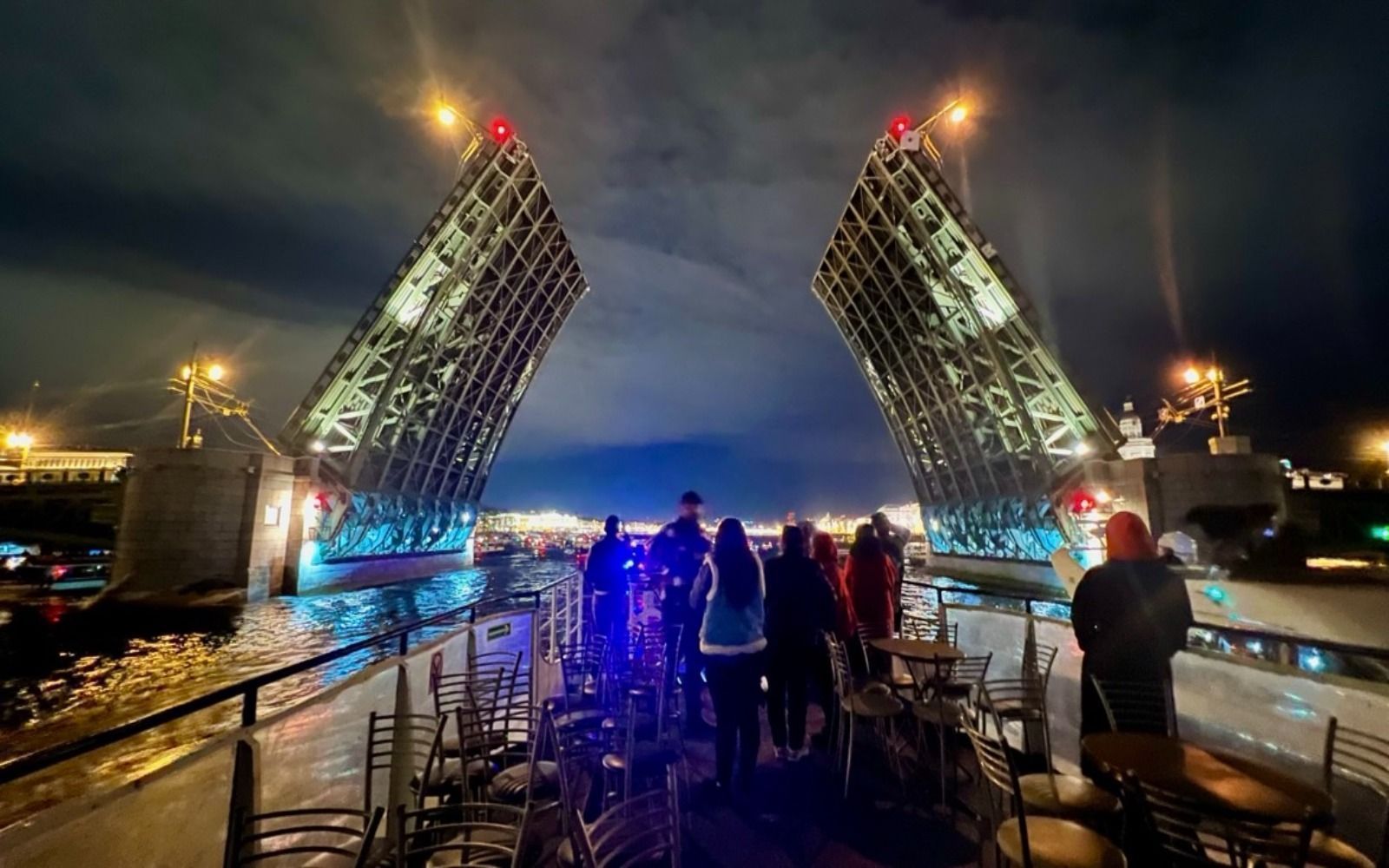 Night disco on the 'Duck-a-Dance' boat under the drawbridges