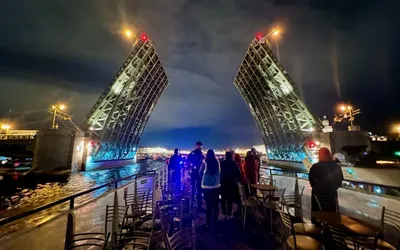 Night disco on the 'Duck-a-Dance' boat under the drawbridges
